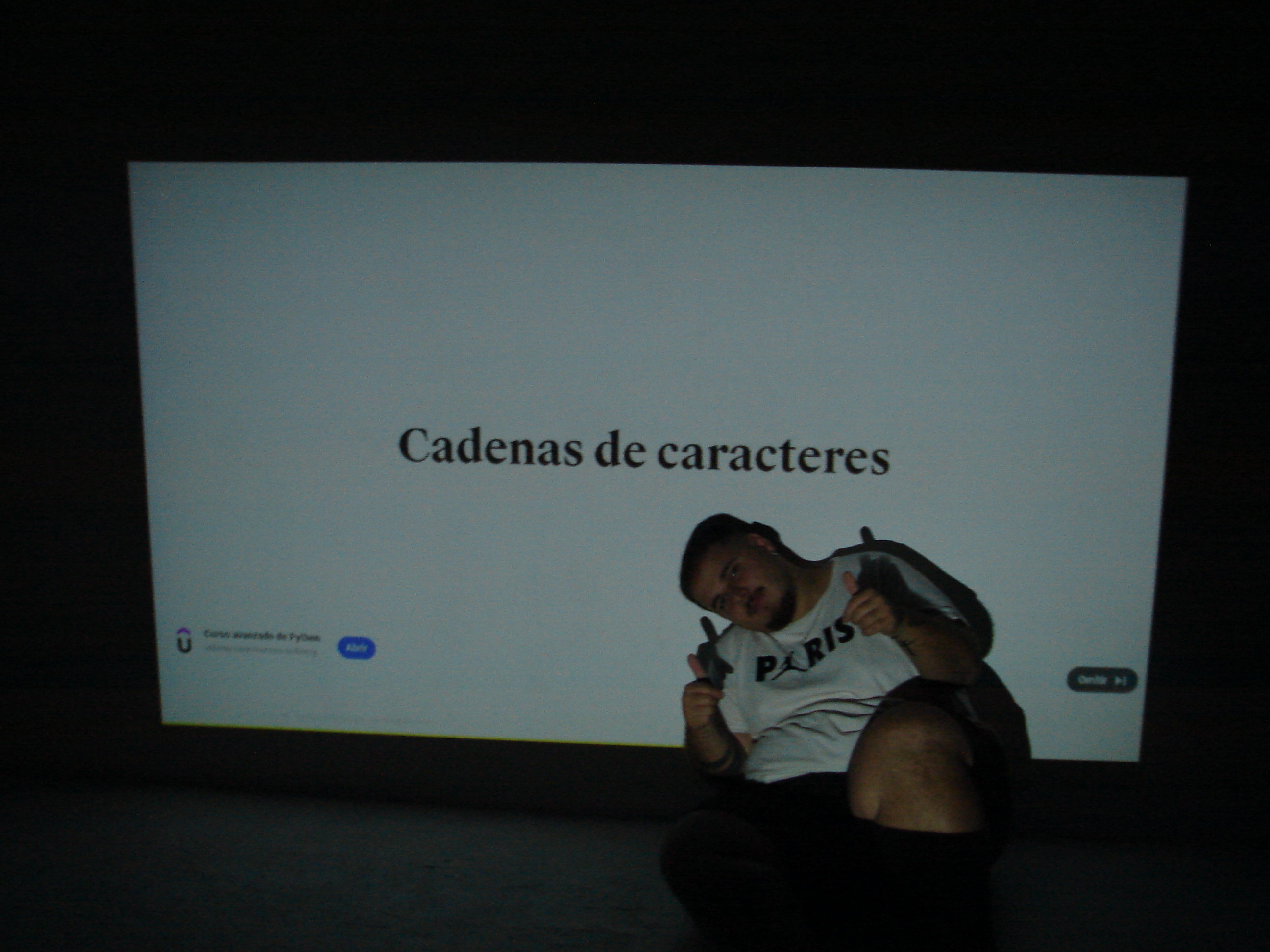 Tomás Screpis con una proyección