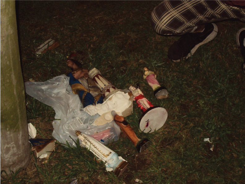 Fotografía de unos santos en la basura X PRENSUTI