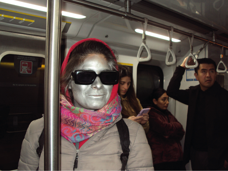 Fotografía de una señora con cara plateada X PRENSUTI