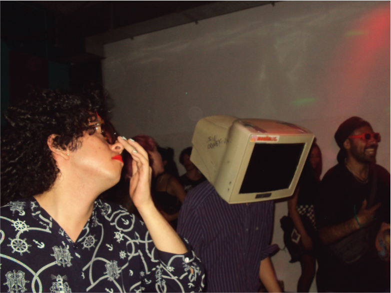 Fotografía de un tipo con cara de monitor X PRENSUTI