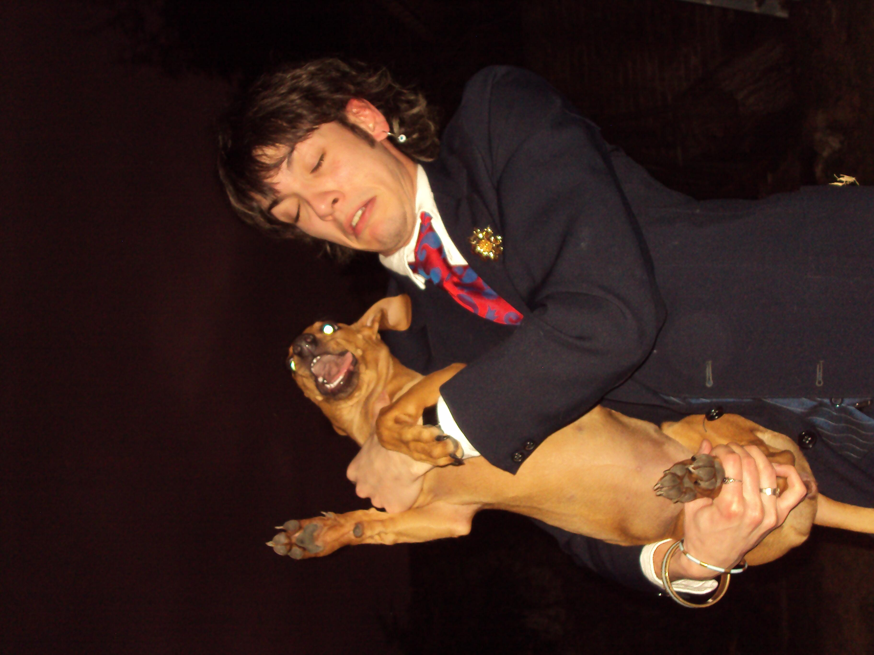 Fotografía de Tute Riva y un perro salchicha X PRENSUTI