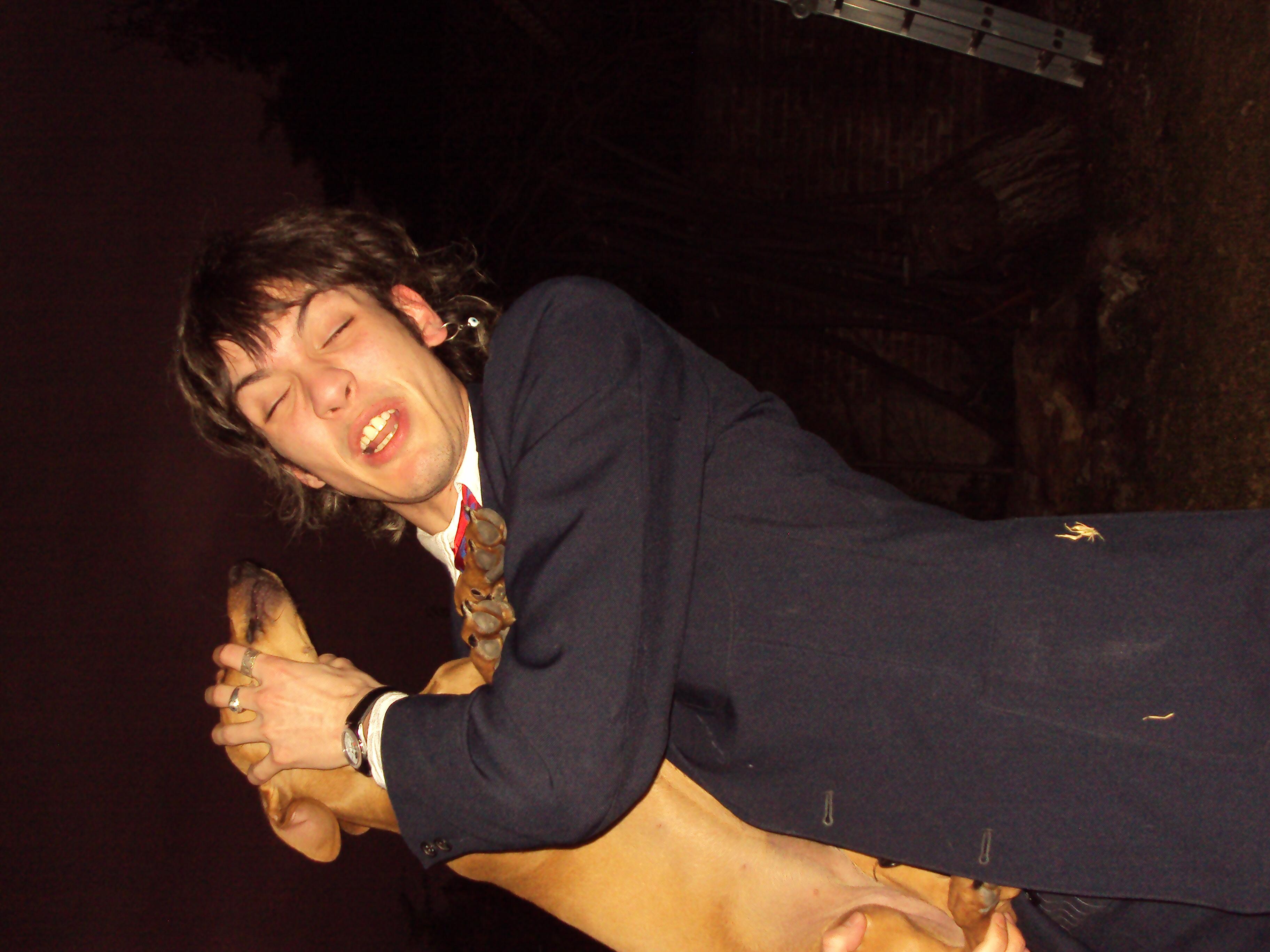 Fotografía de Tute Riva y un perro salchicha X PRENSUTI