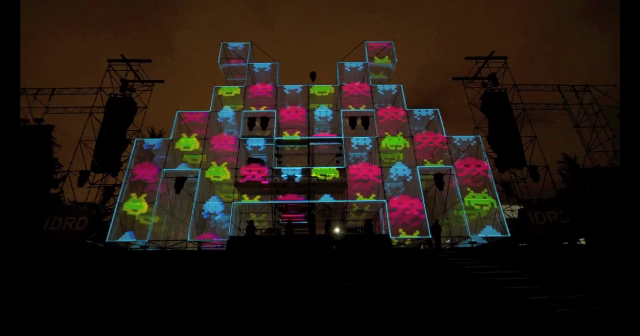 Evento de música electrónica con visuales de videojuegos